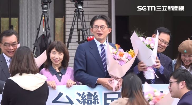 黃國昌、張啓楷、林國成、黃珊珊、麥玉珍、林憶君和留任的陳昭姿跟劉書彬一起大合照（圖／翻攝畫面）