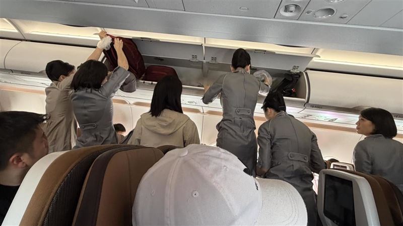 飛機行李架「放1物」慘了 空服員全忙翻