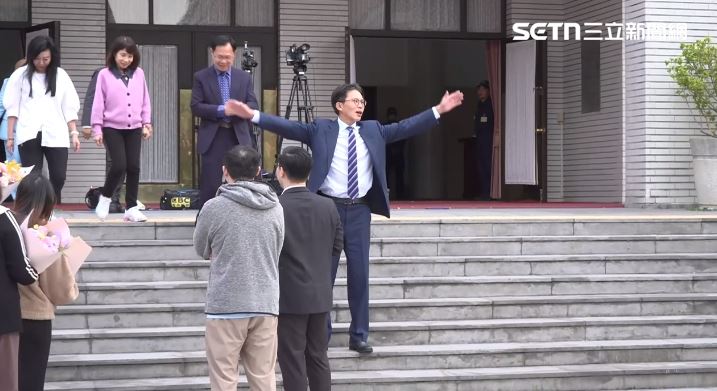 黃國昌在等待其他立委一起合照（圖／翻攝畫面）