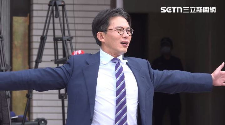 黃國昌在等待其他立委一起合照（圖／翻攝畫面）