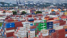 許多貨櫃堆放在巴拿馬運河的巴爾博亞港。（圖／美聯社／達志影像）