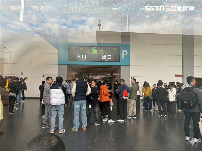 輝達今年尾牙主題為「輝達尚蓋讚」，入口看板成為員工拍照焦點。（圖／記者王文承攝影）