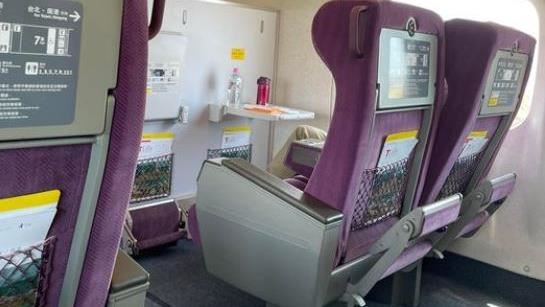 後座孩童頻頻踢椅背，劉男氣得大罵反挨告。（圖／翻攝畫面）