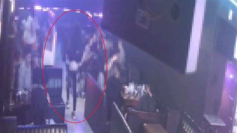 情侶在酒吧內玩互揹遊戲跌落撞到人引發衝突。（圖／翻攝畫面）