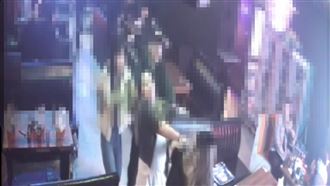 情侶酒吧內互揹跌落撞人　3女揮拳亂鬥