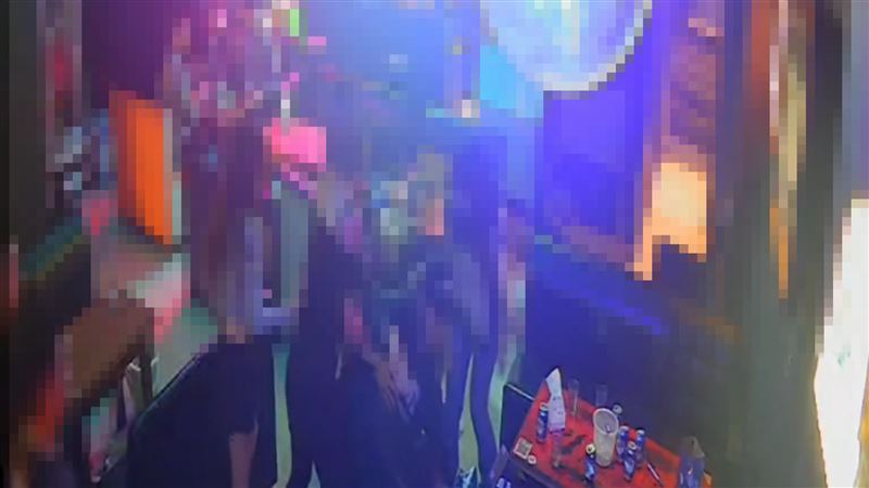 雙方在酒吧內拉扯、推擠、互毆。（圖／翻攝畫面）