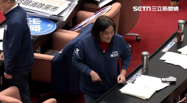 陳玉珍在台下頻頻插嘴嘻笑。（圖／翻攝畫面）