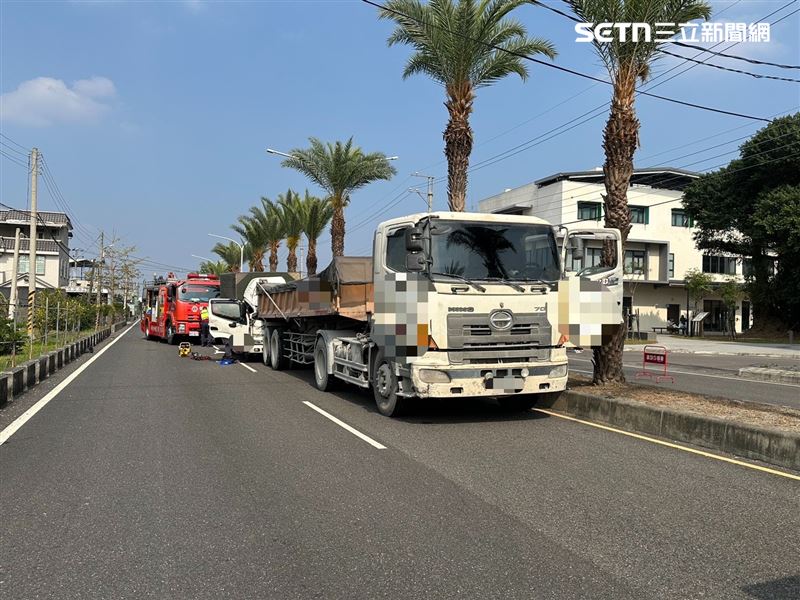 屏東貨車毀滅式撞擊「車頂失蹤」嵌入曳引車尾。（圖／翻攝畫面）