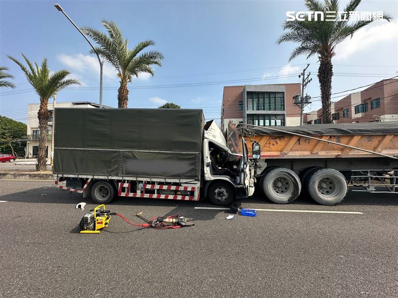 屏東貨車猛撞曳引車，車頭凹陷嵌入車尾，駕駛送醫。（圖／翻攝畫面）