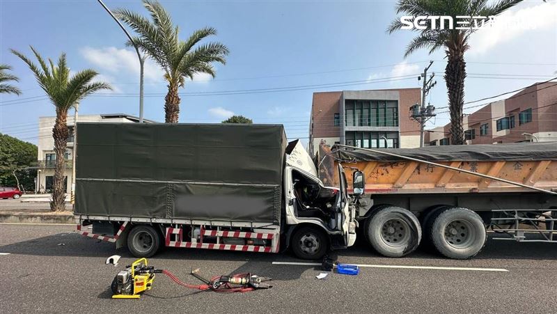 貨車「毀滅式撞擊」嵌入車尾 他手腳全斷