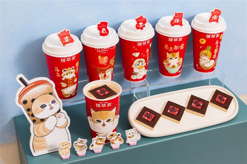 7-ELEVEN「喵財進寶提拉米蘇風味奶茶」限量16萬杯，前7萬杯嚐鮮者可免費獲得1個喵開運杯塞。(圖／7-ELEVEN提供）