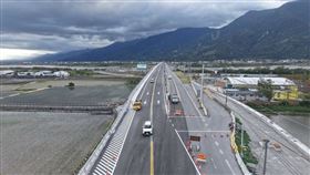 首頁 / 生活
因應春節期間車潮　台東警2/14起連9天多項交管
2026/1/30 11:29（1/30 12:56 更新）
因應春節期間大量旅客及返鄉人潮湧入台東，警方與台東縣政府擬定多項交管措施，台東縱谷台9線池上大橋因改建工程，南下車道封閉，由北上新橋雙向各一車道通行。（公路局提供）