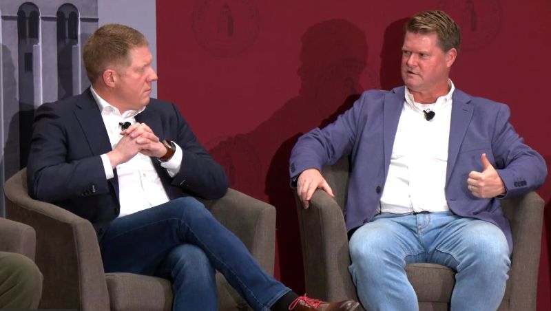 薛瑞福（Randall Schriver）（右）及庫肯（Mike Kuiken）（左）今日受邀到美國智庫「胡佛研究所」（Hoover Institute），說明報告中的關鍵重點。（圖／中央社）