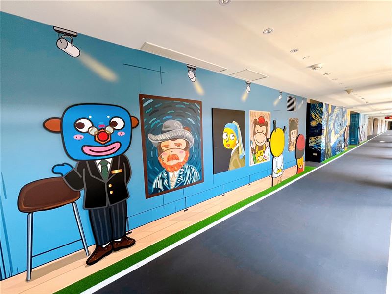 蘭城晶英酒店2024年於十樓發展芬朵奇堡藝廊主題，將名畫二創融入吉祥物，創作出詼諧逗趣的壁畫。（圖／飯店旅宿業者提供）