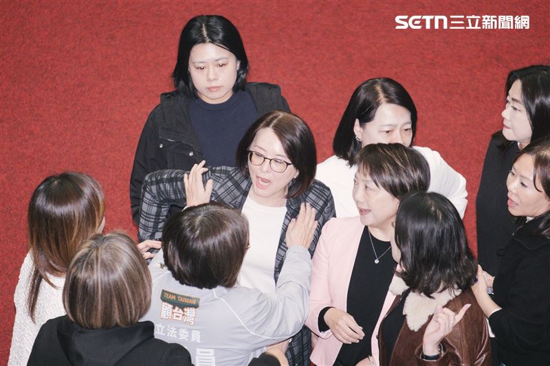 藍白聯手修法解套救國團，藍委游顥台上發言引起台下綠委不滿，雙方爆發推擠。（圖／記者楊士誼攝影）