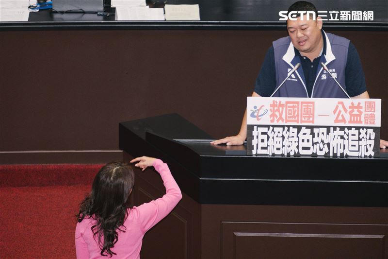 藍白聯手修法解套救國團，藍委游顥台上發言引起台下綠委不滿，林楚茵走向發言台痛罵游顥。（圖／記者楊士誼攝影）