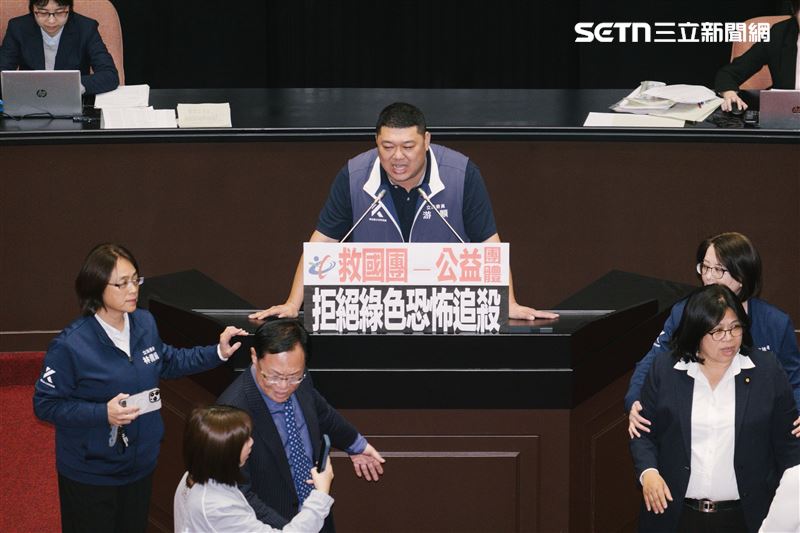 藍白聯手修法解套救國團，藍委游顥台上發言引起台下綠委不滿。（圖／記者楊士誼攝影）