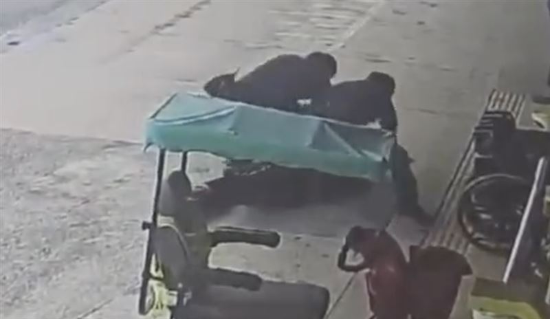 蕭男離開醫院時又出手襲警，遭員警壓制在地並依法送辦。（圖／翻攝畫面）