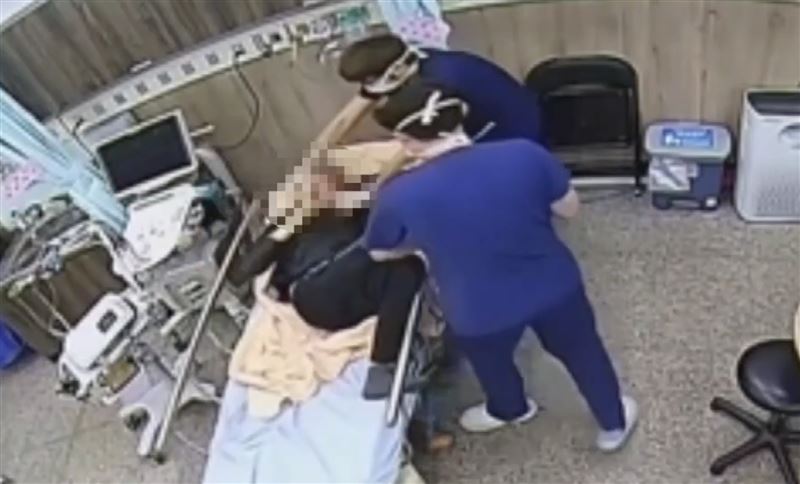 蕭男在包紮傷口時突然出拳毆打醫護人員。（圖／翻攝畫面）