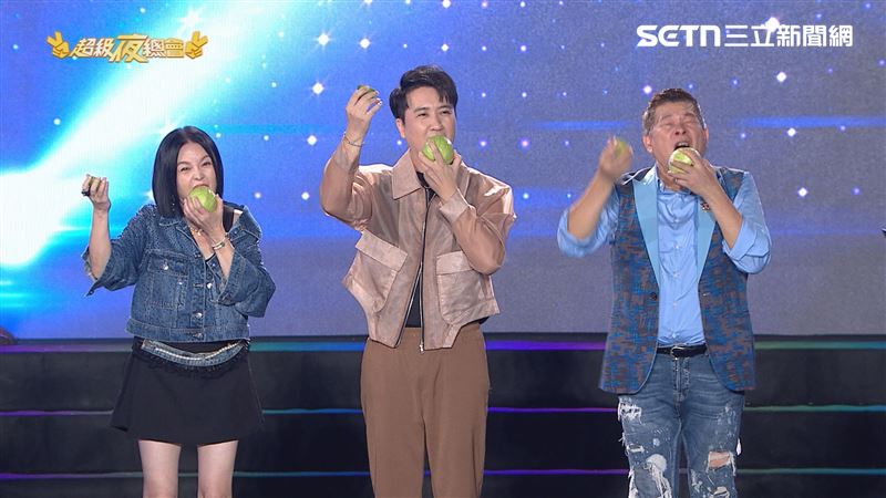 現場藝人玩「檸檬芭樂舉起來」(圖/超級夜總會提供)