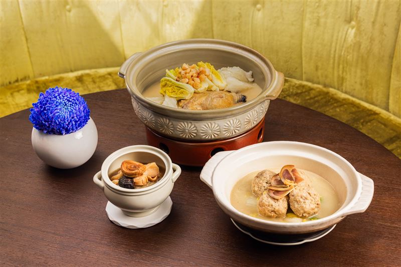 雲錦砂鍋花膠火朣雞湯，入口醇厚回甘、鮮味透骨。（圖／台北君悅提供）