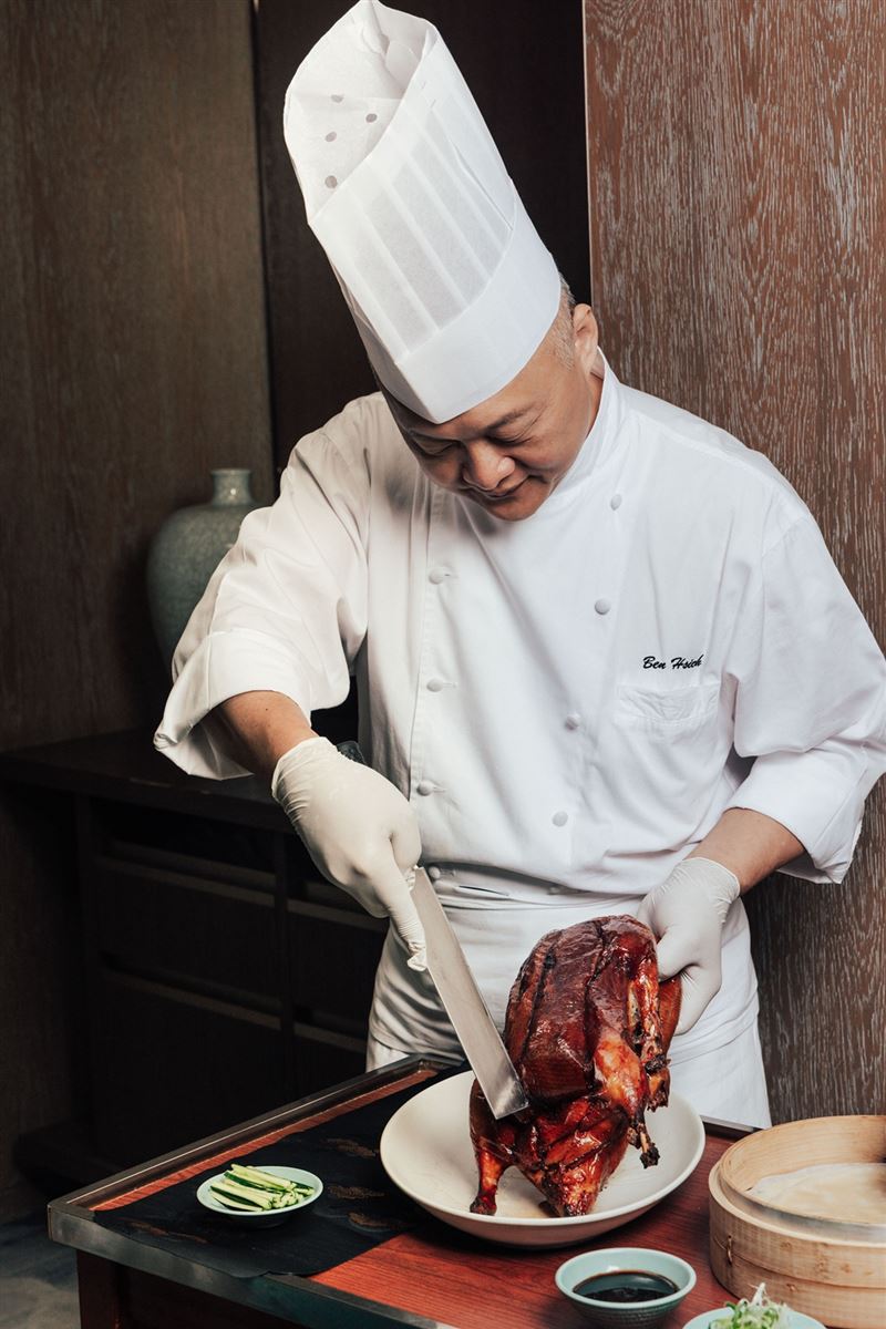 雲錦中餐廳主廚謝承志於桌邊片鴨。（圖／台北君悅提供）