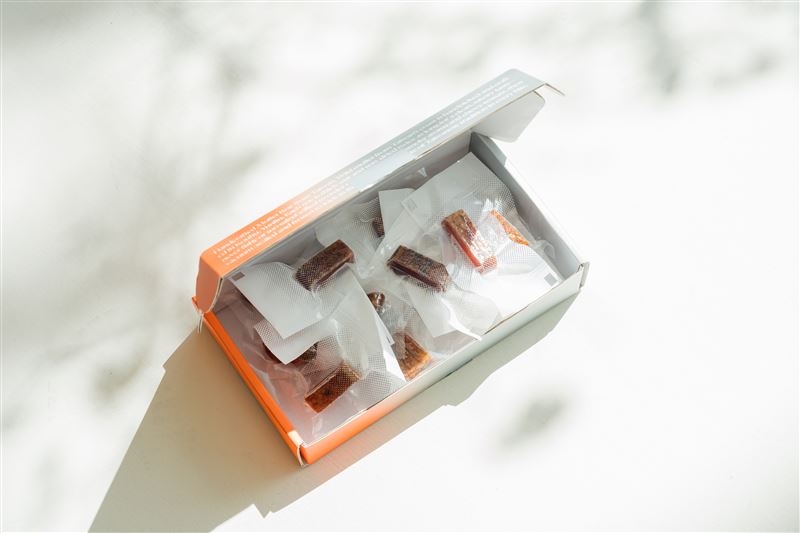 炭燒厚切一口烏魚子。（圖／漁事所提供）