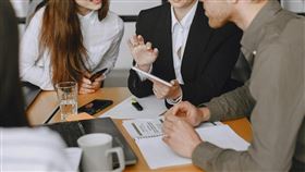 Threads貼文掀起關於「情緒價值」與職場溝通的不同觀點。（示意圖，非當事人／pexels）