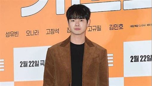 男星全黑發文後失蹤　消失半年被勒索十億