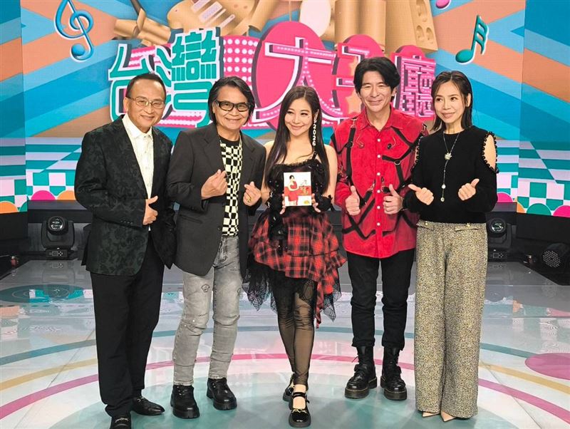 紫君(中)近期密集跑電視通告,感謝荒山亮(右2)暖心相挺。(圖/欣代唱片提供)