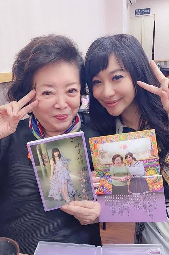 陳淑芳(左)與紫君(右)宛如母女,曾霸氣表示若需要幫忙都可以開口。(圖/欣代唱片提供)