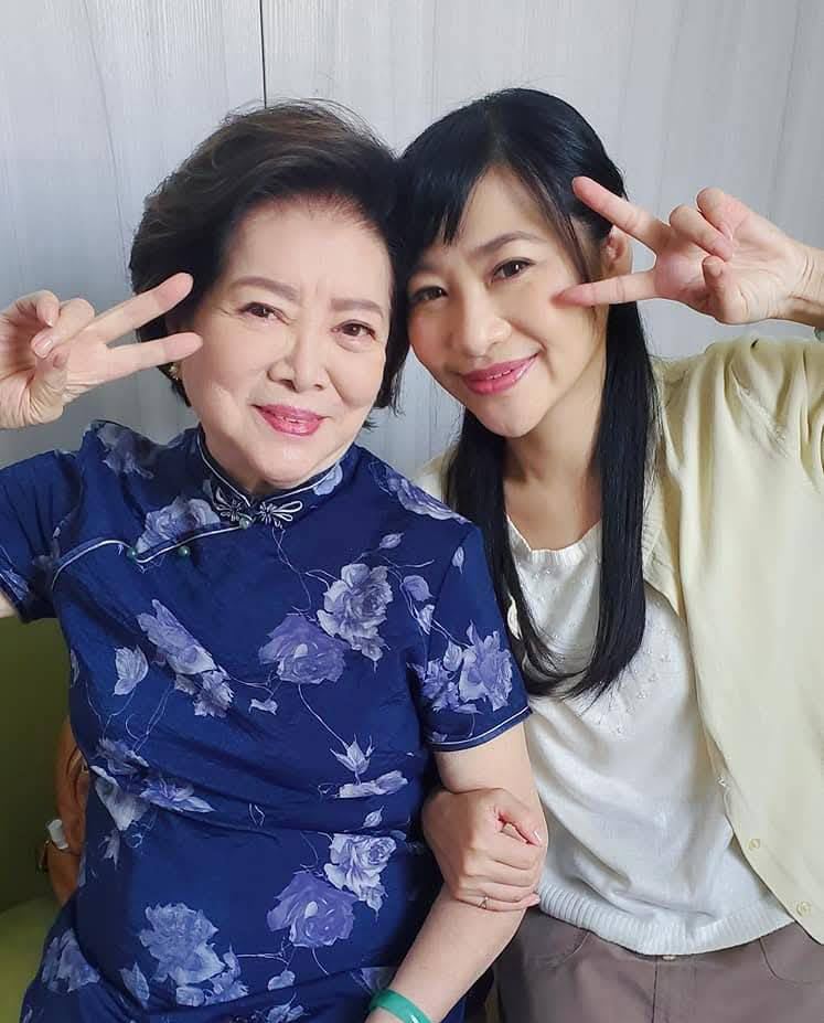 紫君(右)與陳淑芳(左)相識10年,情同母女。(圖/欣代唱片提供)