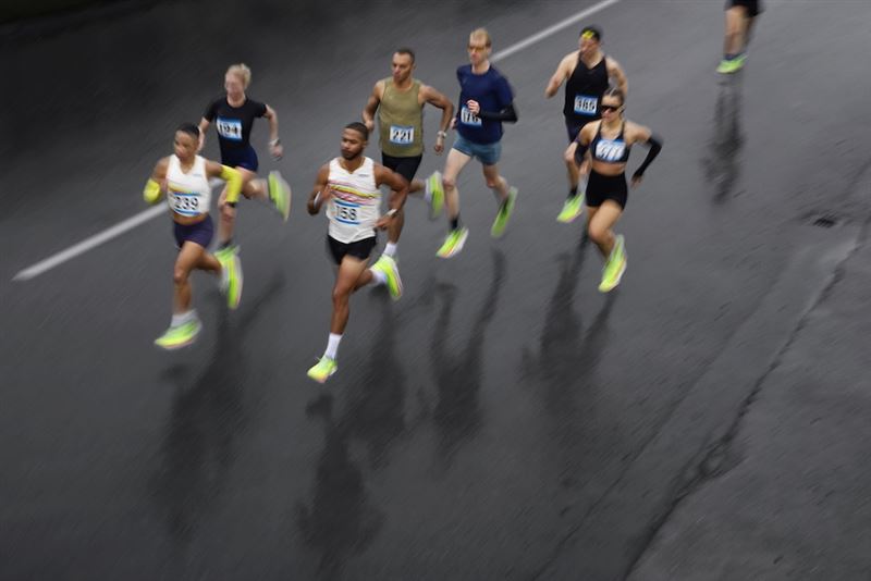 HOKA Cielo X1 3.0為疾速推進下的步伐而生，輕盈腳感幫助跑者專注出擊、放膽飛翔。（圖／品牌業者提供）