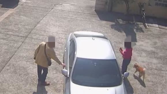 陳婦得知「皮卡」已尋獲後，立即前往派出所帶毛孩回家。（圖／翻攝畫面）