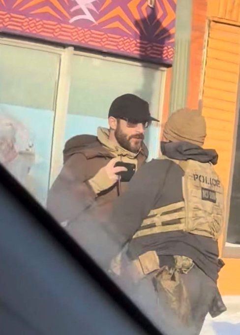 男護理師普雷蒂生前最後與ICE探員對峙影像（圖／翻攝自X平台 @ProudSocialist）