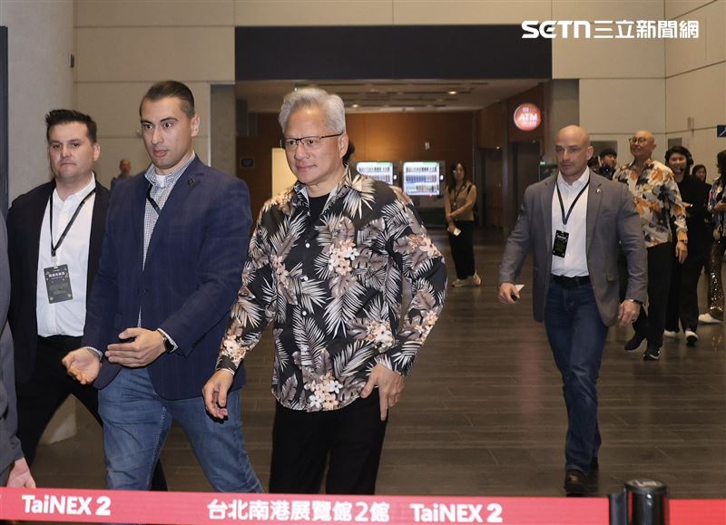 黃仁勳不僅與2000多名員工同歡，這次尾牙還出現一位特別嘉賓——每次他來台必定造訪的台北市通化街水果阿嬤，也受邀成為輝達「尚蓋讚」尾牙宴的座上賓。（圖／記者鄭孟晃攝影）