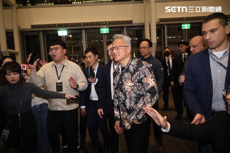 原本外界以為黃仁勳將從正門登場，沒想到他卻從側門現身，且身上的黑色花襯衫造型與李文如相呼應，更添驚喜感。（圖／記者鄭孟晃攝影）