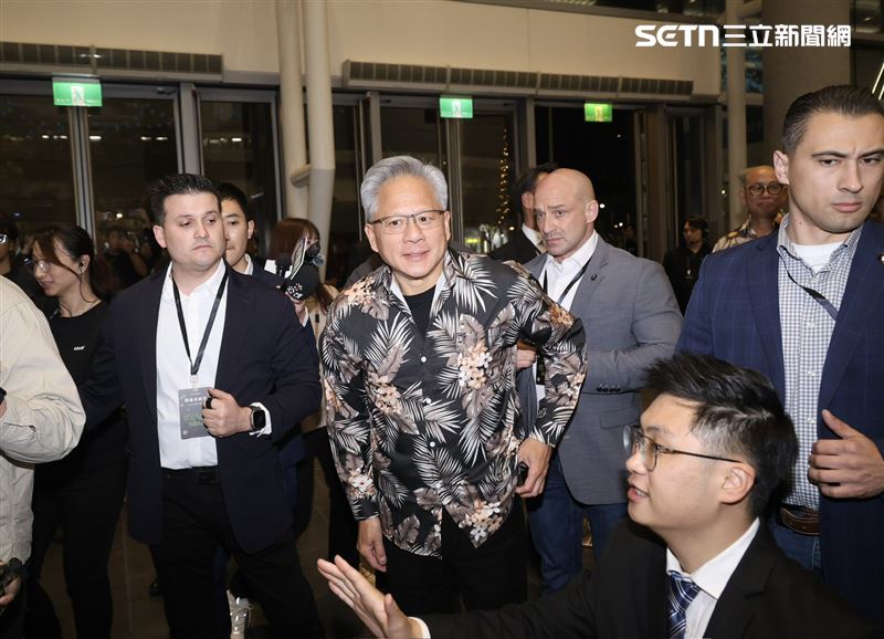 黃仁勳（著黑色花襯衫者）一現身便成為全場焦點，他一改過往招牌皮外套造型，改穿夏威夷風格的黑色花襯衫，搭配黑色長褲，休閒又吸睛，讓在場所有人瞬間驚呼。 （圖／記者鄭孟晃攝影）