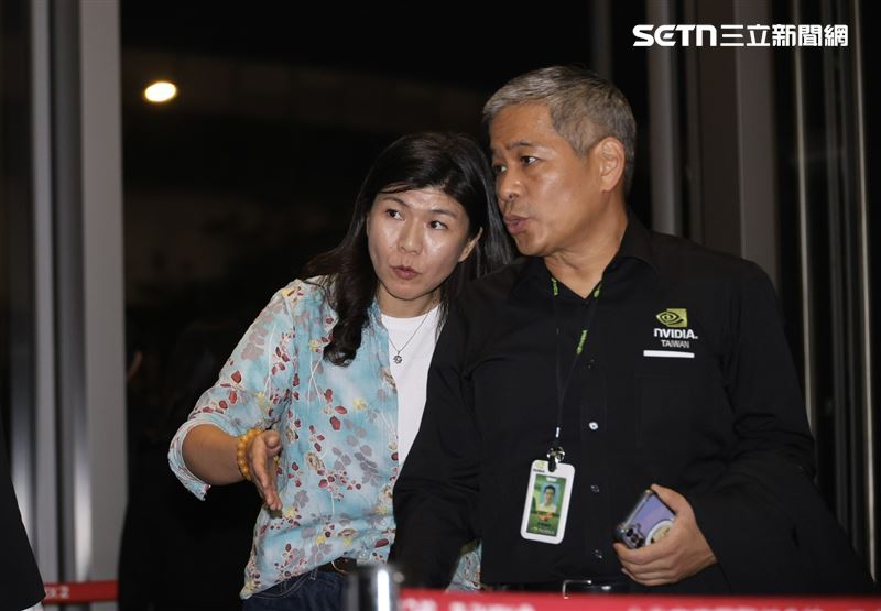 李文如（左1, 著藍色花襯衫）在加入輝達後首次公開露面，自台積電離職後跳槽輝達首度曝光，她專注地觀察周圍情況，隨時準備提供協助，展現出作為黃仁勳新任重要幕僚隨侍在側的專業姿態。（圖／記者鄭孟晃攝影）