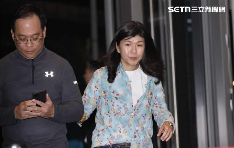 李文如（右1, 著藍色花襯衫）在加入輝達後首次公開露面，自台積電離職後跳槽輝達首度曝光，她專注地觀察周圍情況，隨時準備提供協助，展現出作為黃仁勳新任重要幕僚隨侍在側的專業姿態。（圖／記者鄭孟晃攝影）