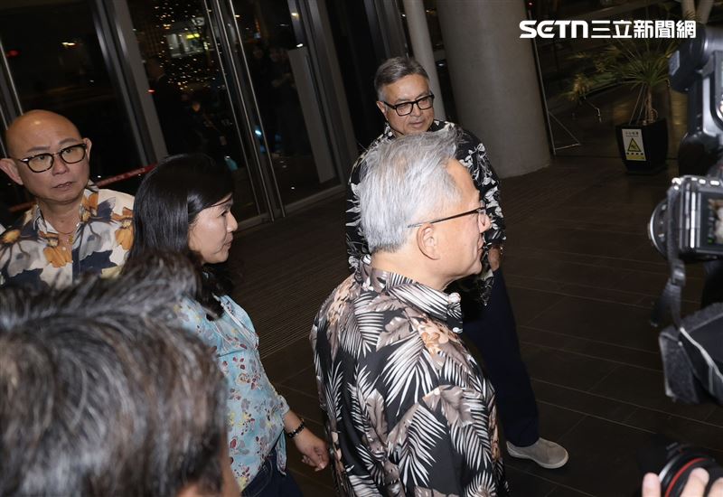 李文如（左3, 著藍色花襯衫）在加入輝達後首次公開露面，低調地走在執行長黃仁勳（右1）身旁。她專注地觀察周圍情況，隨時準備提供協助，展現出作為黃仁勳新任重要幕僚隨侍在側的專業姿態。 （圖／記者鄭孟晃攝影）