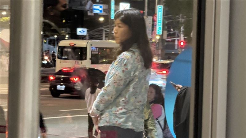 輝達「尚蓋讚」旺年會登場，黃仁勳穿招牌皮衣嗨翻全場。副總李文如首度鎮場，從路邊迎賓到場內指揮親力親為，面對黃仁勳點名更精準回報人數，展現強大控場力，成全場嬌點。（圖／記者師瑞德攝影）