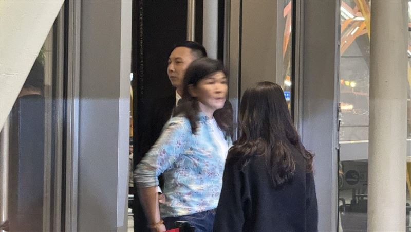 輝達「尚蓋讚」旺年會登場，黃仁勳穿招牌皮衣嗨翻全場。副總李文如首度鎮場，從路邊迎賓到場內指揮親力親為，面對黃仁勳點名更精準回報人數，展現強大控場力，成全場嬌點。（圖／記者師瑞德攝影）