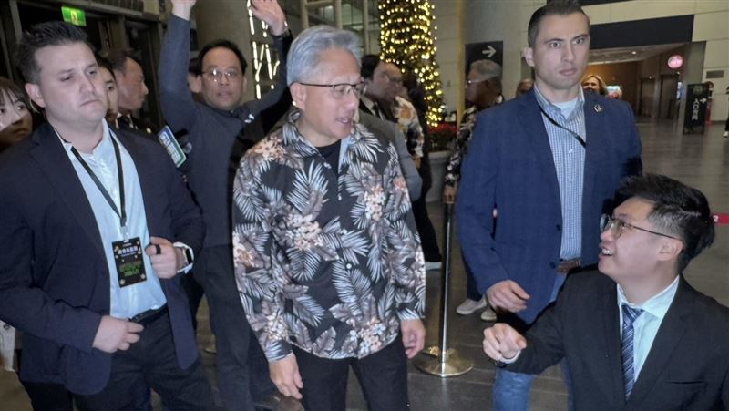 輝達「尚蓋讚」旺年會登場，黃仁勳穿招牌皮衣嗨翻全場。副總李文如首度鎮場，從路邊迎賓到場內指揮親力親為，面對黃仁勳點名更精準回報人數，展現強大控場力，成全場嬌點。（圖／記者師瑞德攝影）