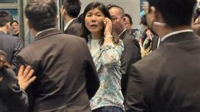 輝達「尚蓋讚」旺年會登場，黃仁勳穿招牌皮衣嗨翻全場。副總李文如首度鎮場，從路邊迎賓到場內指揮親力親為，面對黃仁勳點名更精準回報人數，展現強大控場力，成全場嬌點。（圖／記者師瑞德攝影）