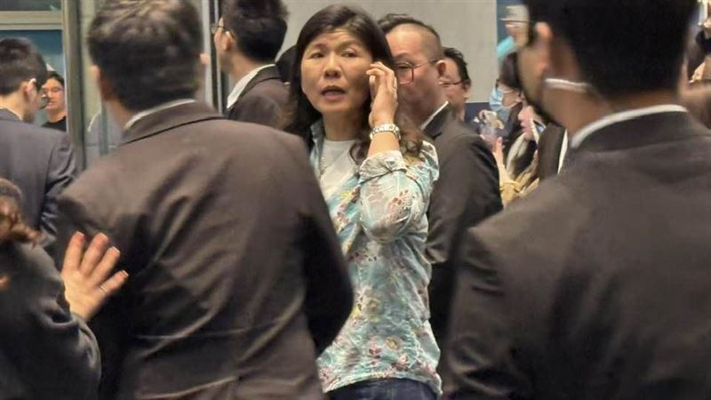 輝達「尚蓋讚」旺年會登場，黃仁勳穿招牌皮衣嗨翻全場。副總李文如首度鎮場，從路邊迎賓到場內指揮親力親為，面對黃仁勳點名更精準回報人數，展現強大控場力，成全場嬌點。（圖／記者師瑞德攝影）