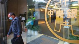 全體銀行不動產貸款集中度仍未降至理想值、房價所得比亦居高不下，為央行續行第七度選擇性信用管制的兩大關鍵因素。