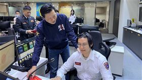 新北市副市長朱惕之慰勉值勤消防員辛勞付出。（圖／翻攝畫面）