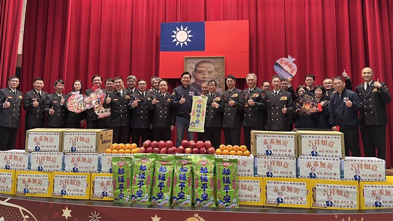 新北市副市長朱惕之慰問消防局同仁。（圖／翻攝畫面）