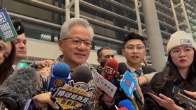 輝達旺年會喊出「輝達尚蓋讚」，執行長黃仁勳身穿招牌皮衣現身，大讚「感覺很台灣」。他除親口證實與聯發科合作，更感性致謝供應鏈夥伴，並豪氣預告公司版圖全面擴張，急需「海量人才」加入，讓全場逾2000名員工氣氛嗨翻。（圖／記者師瑞德攝影）